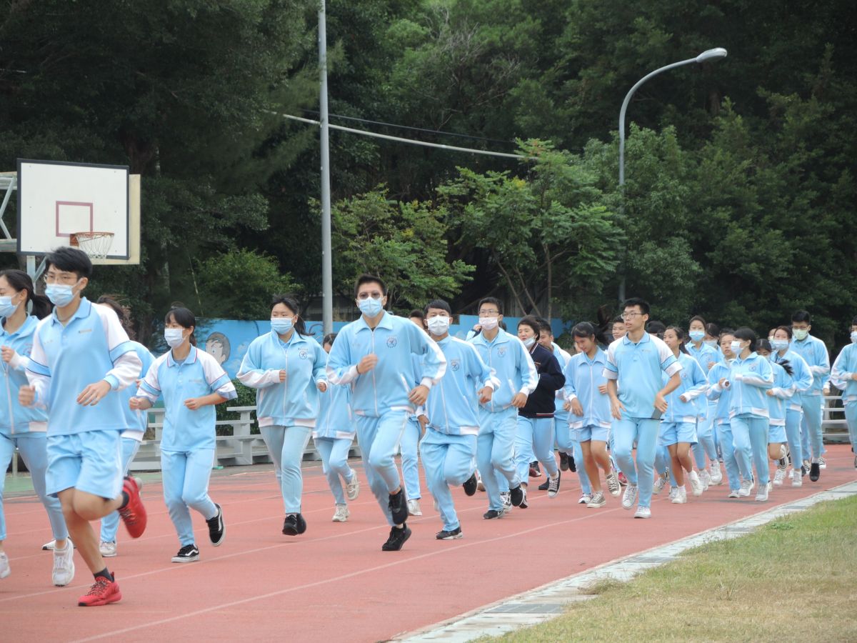 ▲新竹市光復中學[感恩惜福]公益路跑活動，高二學生共1200人響應參與5公里路跑，共募得20萬3800元， 今日全數捐給創世基金會新竹分院。（圖/記者金祐妤攝,109.10.23）