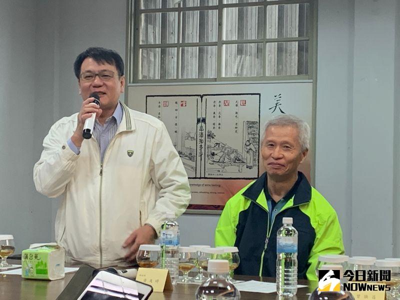 ▲台灣菸酒公司董事長丁彥哲（左）及總經理黃及時（右）說明今年營運獲利情況。（圖／記者顏真真攝，2020.10.23）