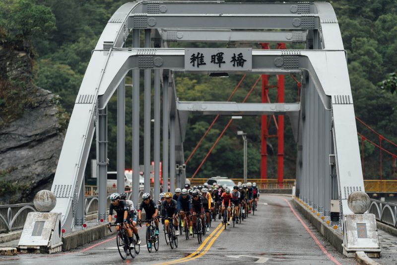 ▲2020臺灣自行車登山王挑戰,選手行經稚暉橋。(圖/中華民國自行車騎士協會