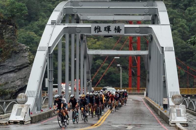 ▲2020臺灣自行車登山王挑戰，選手行經稚暉橋。（圖／中華民國自行車騎士協會