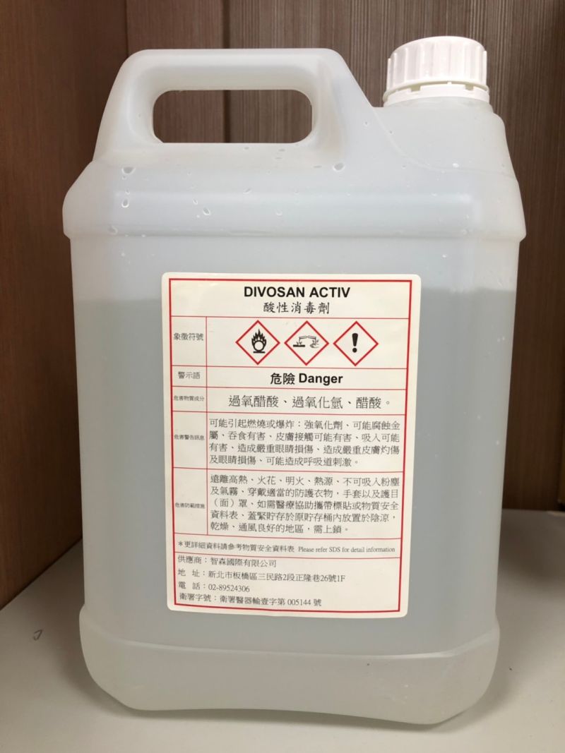▲不法廠商涉嫌進口非醫療用消毒水,以假換真包裝貼上有合格衛署字樣消毒劑販售。(圖/記者陳雅芳翻攝,2020.10.23)