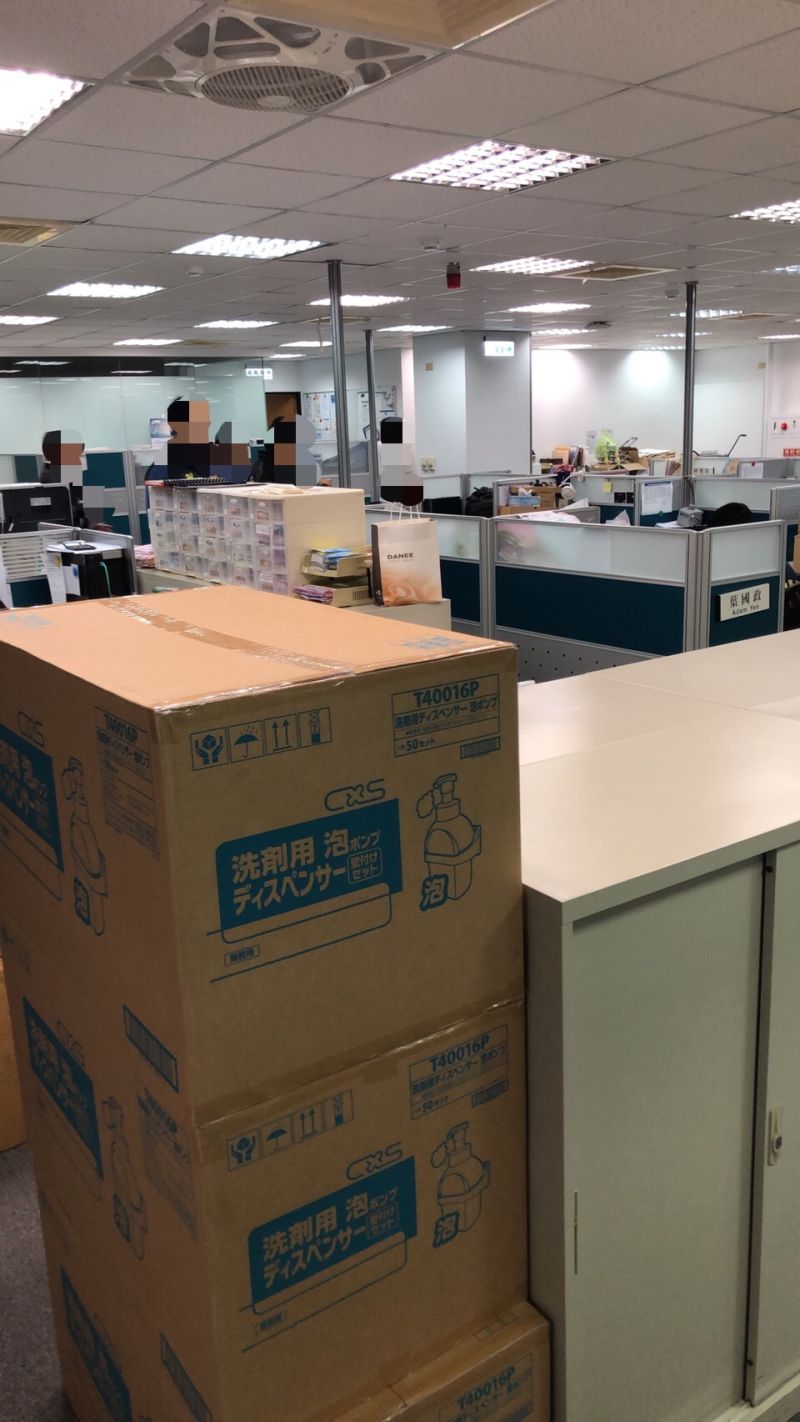 ▲彰化地檢署今(23)日會同彰化縣衛生局等相關單位人員查扣非醫療用消毒水。(圖/記者陳雅芳翻攝,2020.10.23)