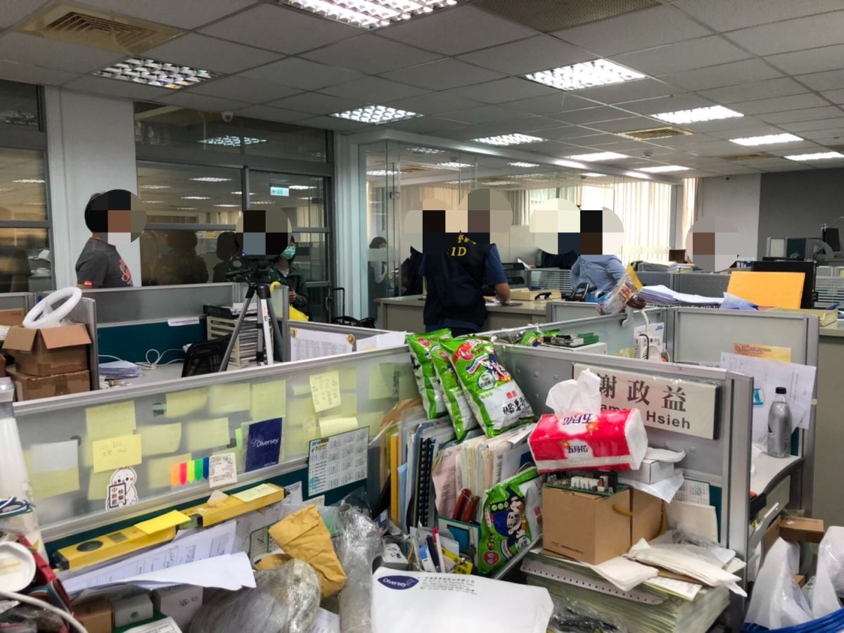 ▲彰化地檢署指揮破獲不法廠商涉嫌進口非醫療用消毒水，檢警會同彰化縣衛生局等相關單位人員，前往合銓興業搜索。（圖／記者陳雅芳翻攝，2020.10.23）