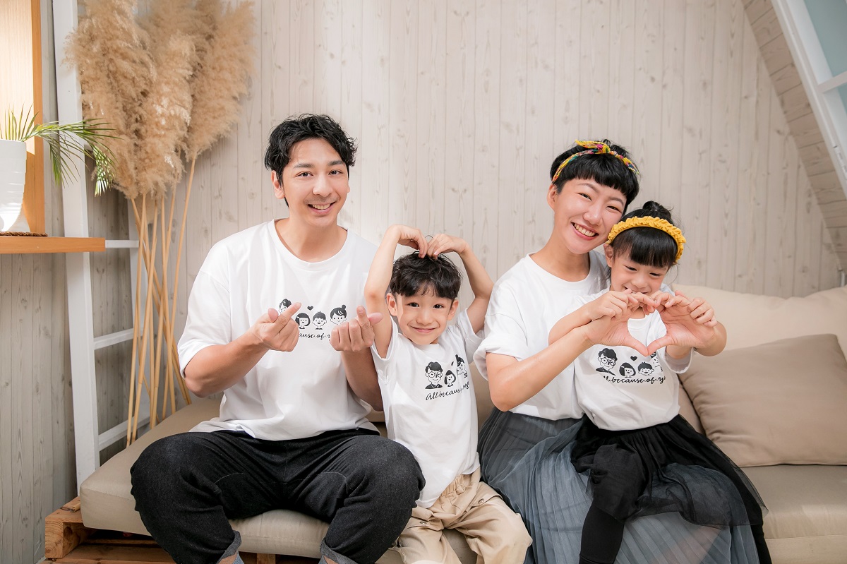 ▲OB嚴選攜手家扶基金會，以「全家人攜手讓愛加量」為概念推出公益T-shirt。(圖/品牌提供)