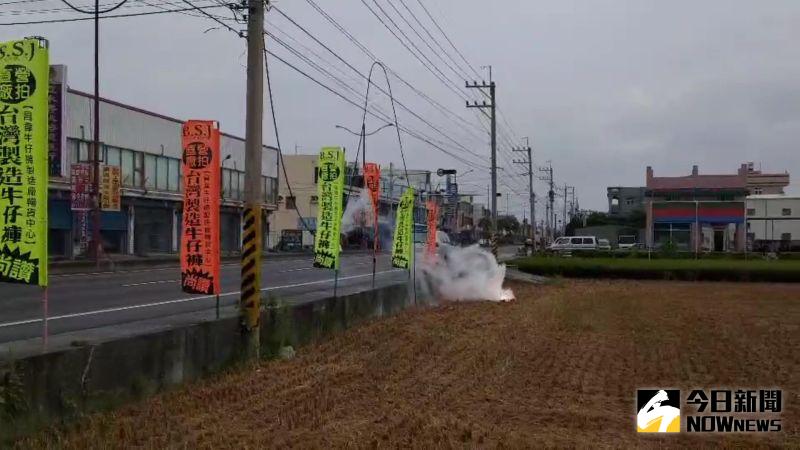 ▲東北季風吹太強，福興鄉彰鹿路旁電線斷裂墜落稻田內所產生的電壓引燃火勢。（圖／記者陳雅芳攝，2020.10.23）