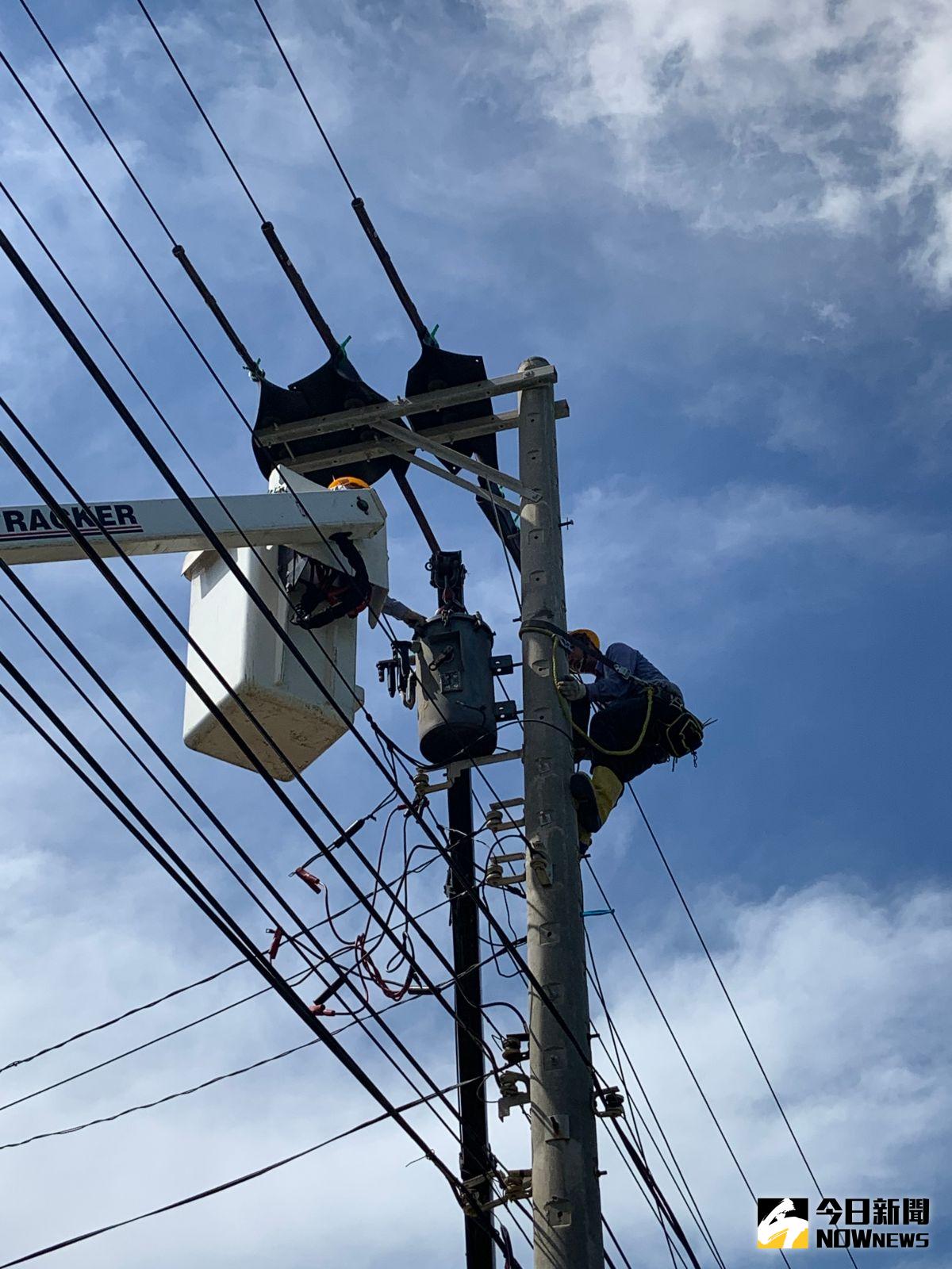 ▲福興鄉彰鹿一處高壓電線斷落，造成福興鄉彰鹿路四段及五段附近有658戶停電，台電派員迅速搶修，10點57分全部復電。（圖／記者陳雅芳攝，2020.10.23）