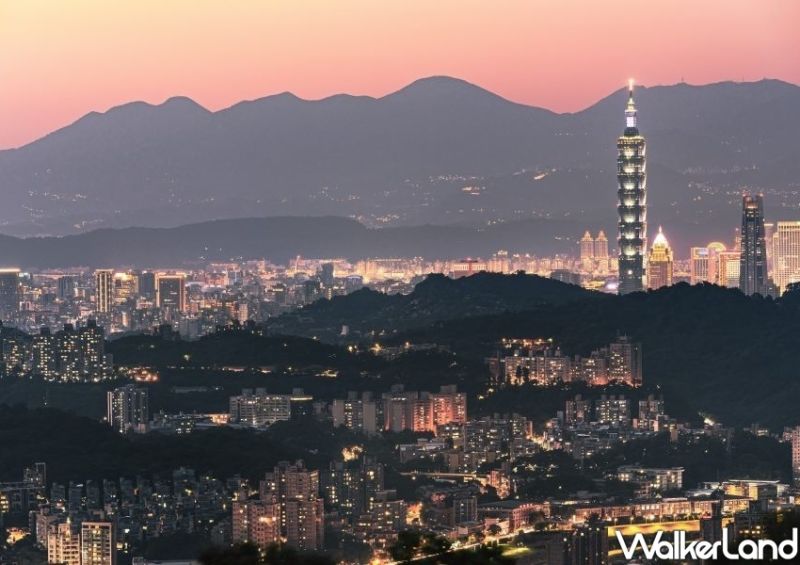 ▲到了夜晚就一定要看一場百萬夜景秀,不論是在「樟山寺」還是較為隱密的「望遠亭」,都可以將大台北夜景一覽無遺。(圖|台北市政府/Taipei