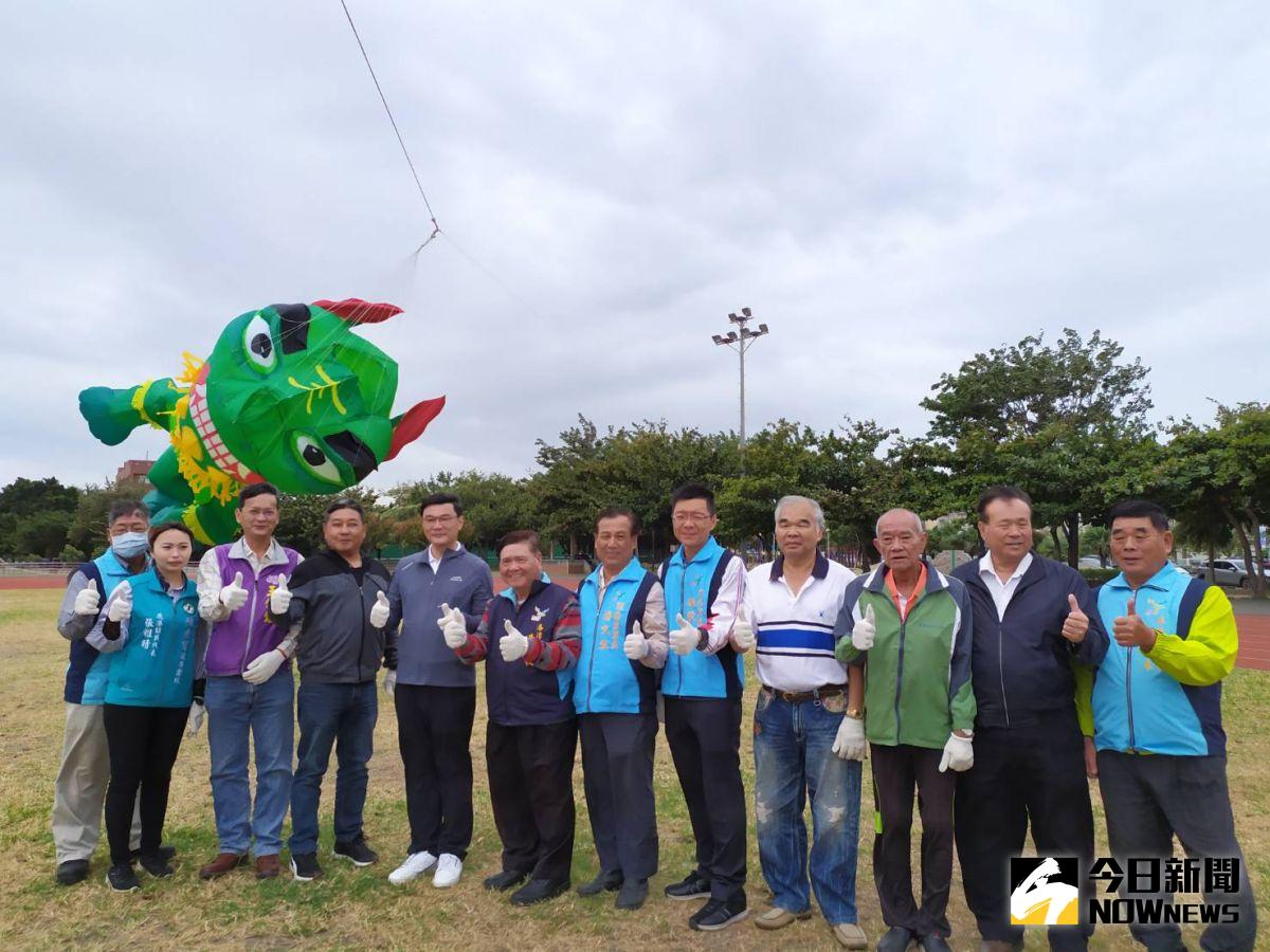 ▲鹿港鎮長許志宏等人一同放飛5米長的醒獅軟體風箏，宣告「2020鹿港風箏節」活動登場。（圖／記者葉靜美攝，2020.10.23）
