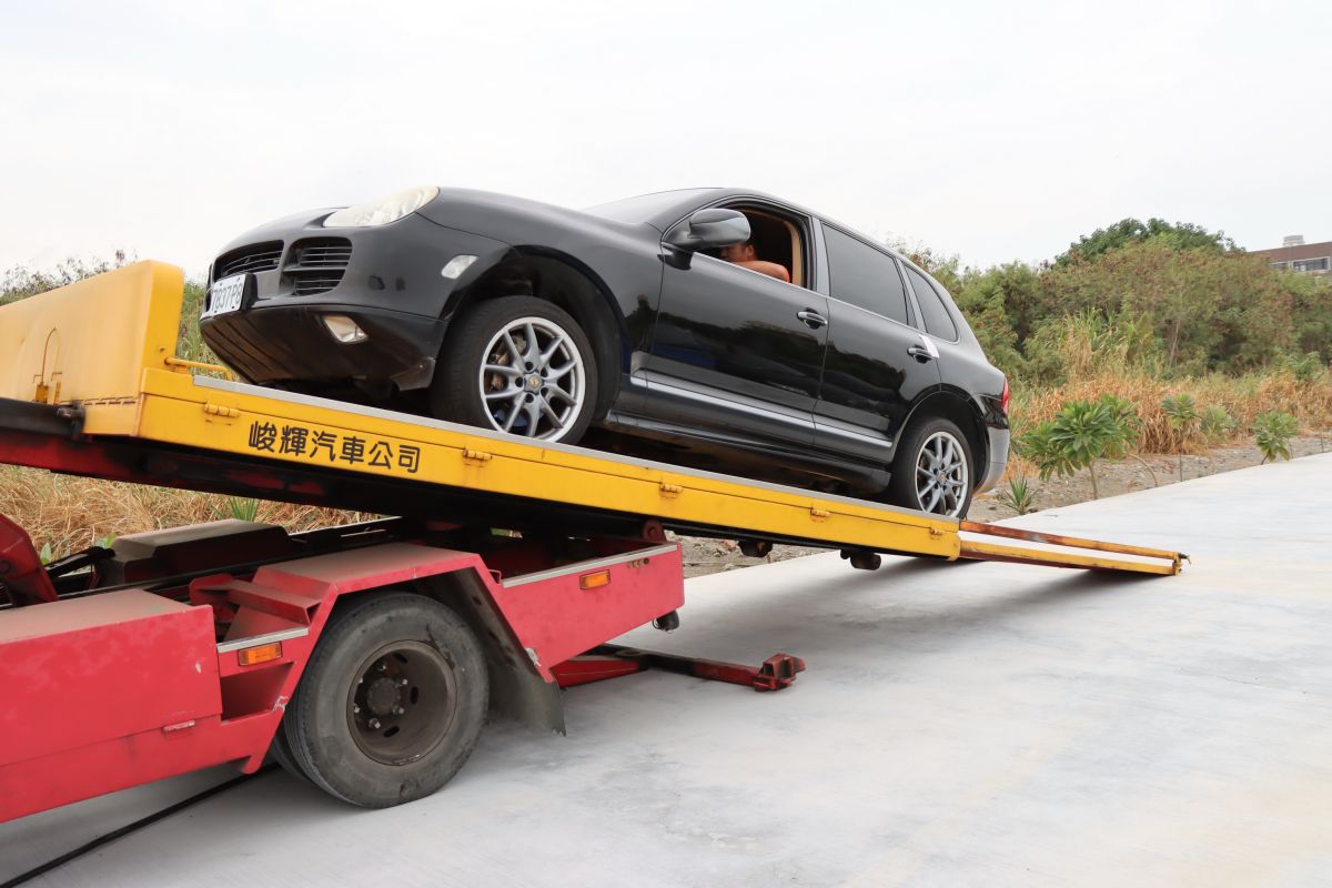 ▲彰化市一輛黑色保時捷休旅車惡意不繳納車輛所欠的任何稅費，行政執行署彰化分署查扣，，訂12月25日進行拍賣清償。（圖／行政執行署彰化分署提供）