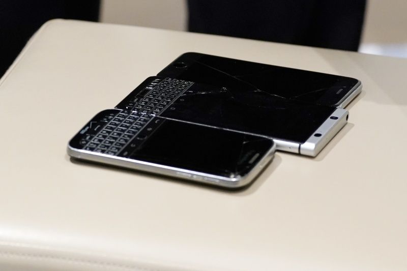 ▲鮑布林斯基在記者會上展示3支手機，宣稱裡頭有相關的簡訊證據。（圖／美聯社／達志影像）