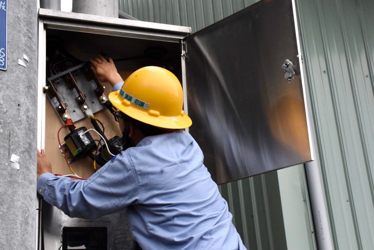 ▲農地違章工廠，中市府經發局會同台電及台水公司，現場執行斷水斷電。(圖／市政府提供2020.10.24)