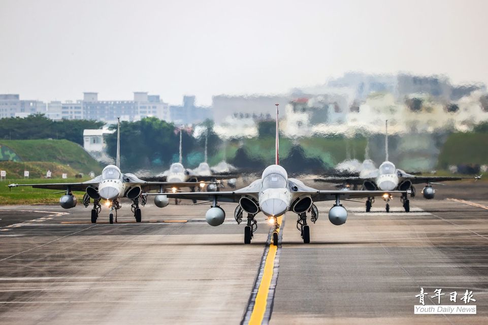 ▲空軍1聯隊編隊9架IDF型戰機於跑道上滑行，以大象漫步之姿，展現王者歸來的磅礡氣勢。(圖／青年日報提供)