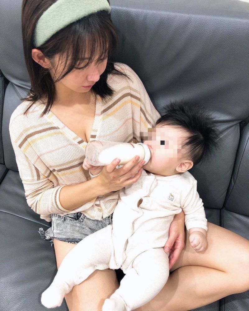 ▲瑤瑤深邃的事業線被看光。(圖/瑤瑤IG)