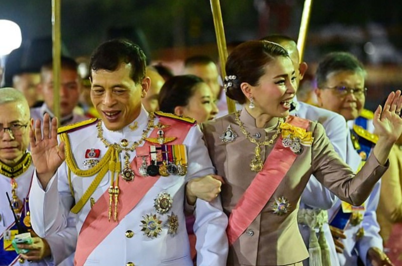 ▲瓦吉拉隆功與王后蘇堤達 23 日在曼谷大皇宮外接見民眾。（圖／翻攝自每日郵報）