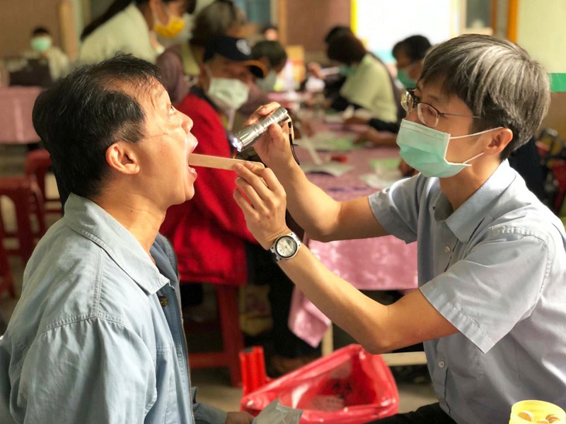 ▲嘉義縣政府到竹崎社區進行複合式健康篩檢，翁章梁呼籲定期篩檢+健康3保不能少。(圖／嘉義縣政府提供）