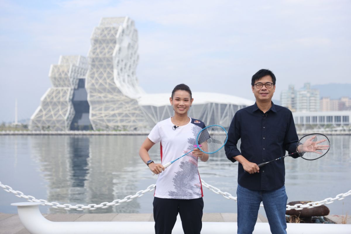 ▲高雄市政府觀光局邀請「高雄之光」-世界球后戴資穎，擔任高雄秋冬旅遊大使，和高雄市長陳其邁合體介紹港灣風景。（圖／高雄市政府觀光局提供）