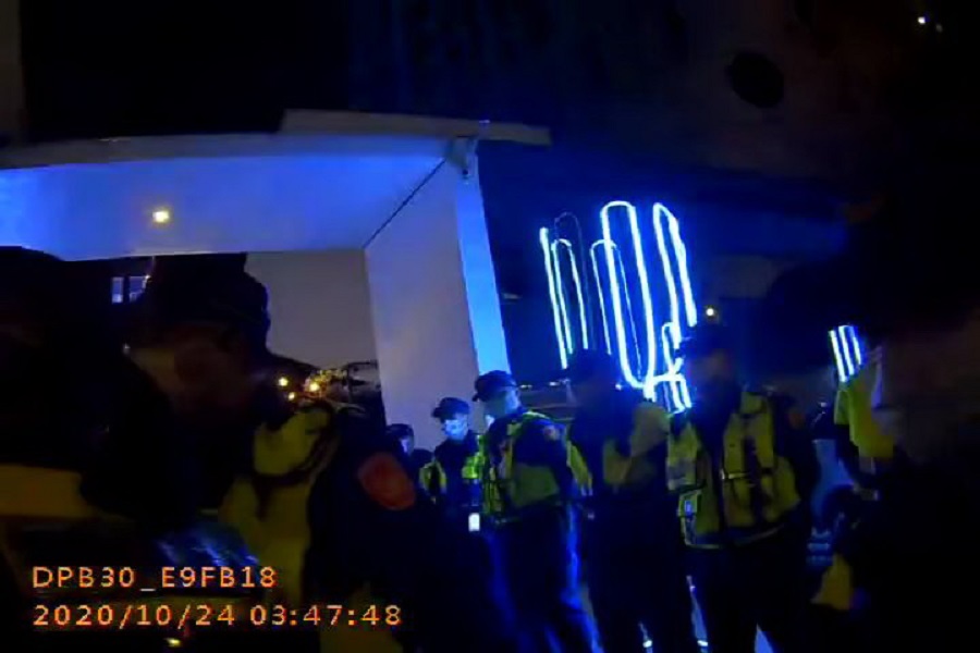 ▲優勢警力於夜店散場前佈陣臨檢 ，消弭酒客可能性的衝突。(圖/記者鄧力軍翻攝)