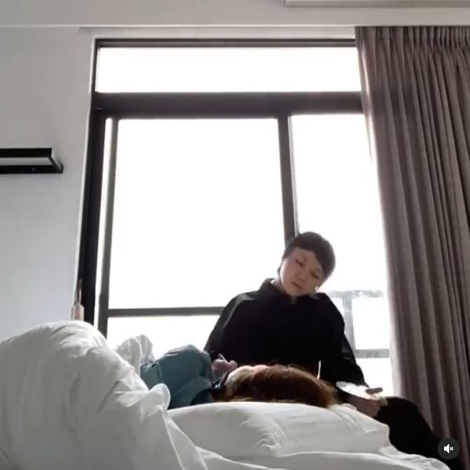 ▲雞排妹參加大體化妝師體驗課。(圖/雞排妹IG)