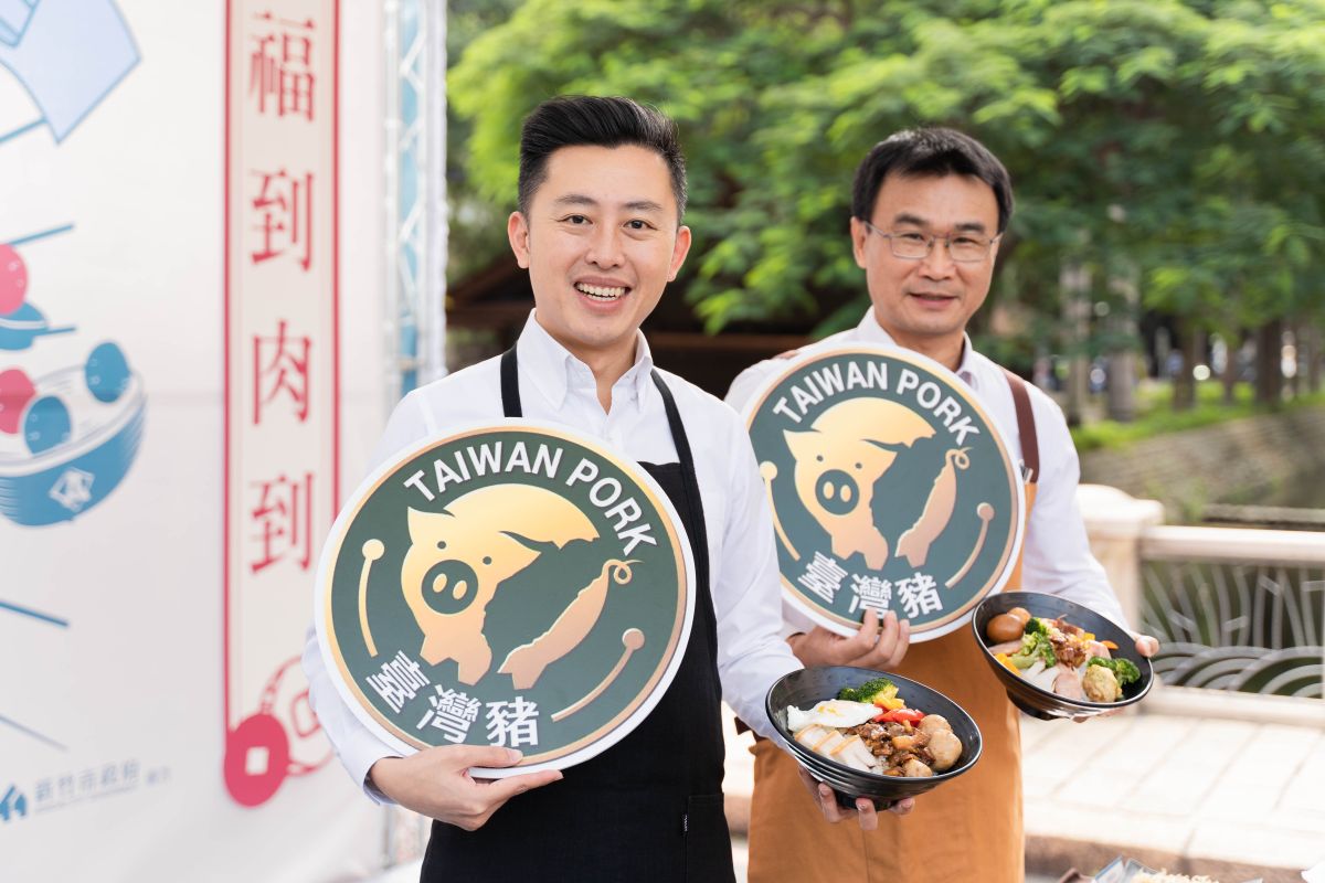 ▲農委會主委陳吉仲與新竹市長林智堅今日出席竹市摃丸節，秀出「台灣豬」標章。（圖/記者金祐妤攝,109.10.24）