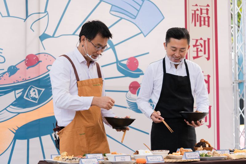▲農委會主委陳吉仲與新竹市長林智堅今日出席竹市摃丸節,製作台灣豬蓋飯,力挺台灣豬產品,強調台灣豬具國際競爭力。(圖/記者金祐妤攝,109.10.24)