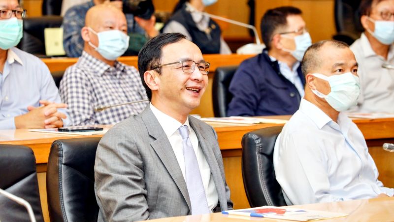 外傳國民黨主席江啟臣不排除參選2022年桃園市長,前桃園縣長朱立倫24日以「桃園大家長」過來人的身分提出建言。(圖/朱立倫辦公室提供)
