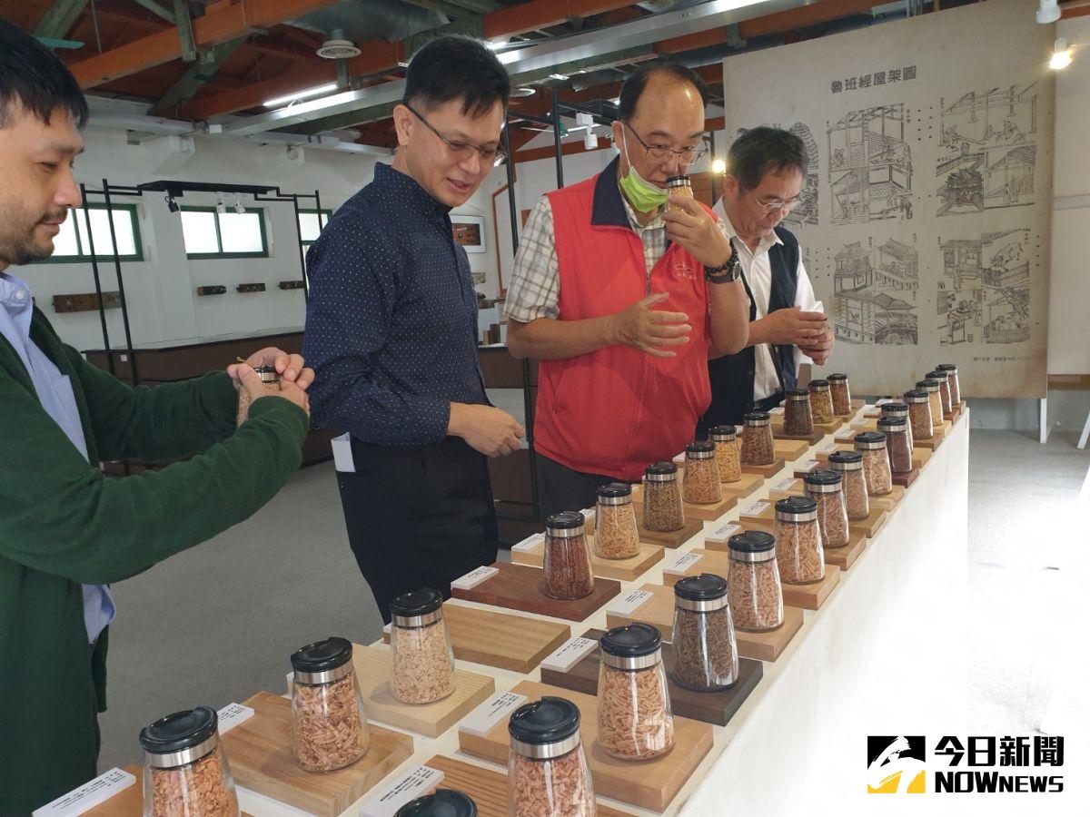 ▲「匠作築薪」今起展出，現場展示30幾種瓶裝木料屑 ，開放民眾聞香辨識，測試不同樹種木料間香味有何差異。（圖／記者金武鳳攝，2020.10.24)    