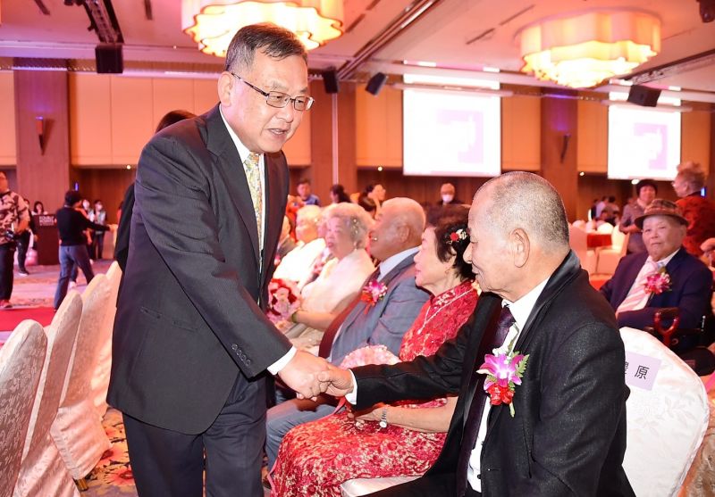 ▲今年表揚的23對夫妻中年齡都在80歲、婚齡55年以上,其中1對內垵長輩結婚更長達74年。(圖/澎湖縣政府提供)