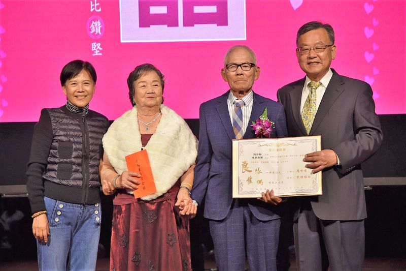 ▲劉陳昭玲表示,金鑽婚夫妻牽手走過半世紀,共同相互扶持、體諒是年輕一代夫妻的楷模。(圖/澎湖縣政府提供)