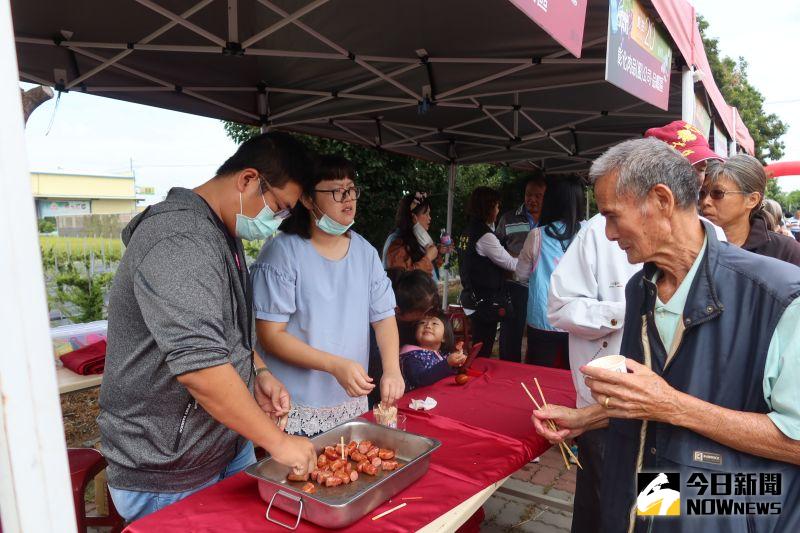 ▲彰化肉品市場提供炸香腸讓民眾品嘗。(圖/記者陳雅芳攝,2020.10.24)