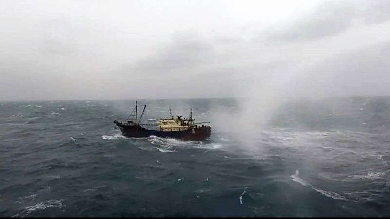 ▲屏東艦冒著9級以上惡浪值勤4天之後,共計勸離違規滯留我海域次級油貨船6艘次,驅離越界作業中國漁船20艘次。(圖/澎湖海巡隊提供)
