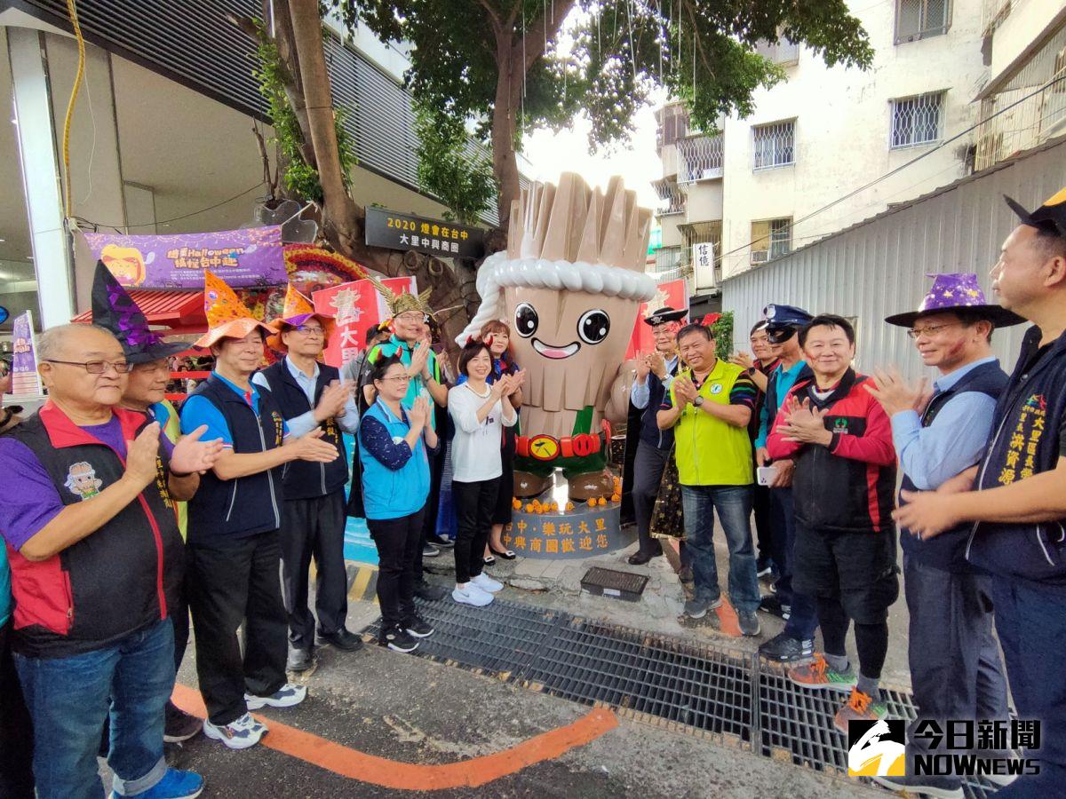 ▲大里中興商圈「杙仔公仔」萌樣超吸睛 ，是行銷大里精神象徵。（圖／記者金武鳳攝，2020.10.24)