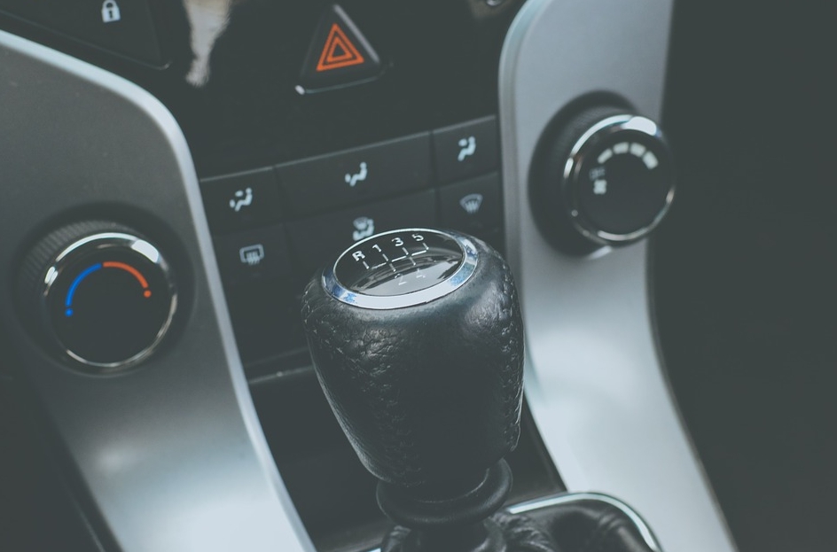 ▲網友表示駕照考手排，10年來卻派不上用場，令她非常苦惱。（示意圖／翻攝自《pixabay》 ）