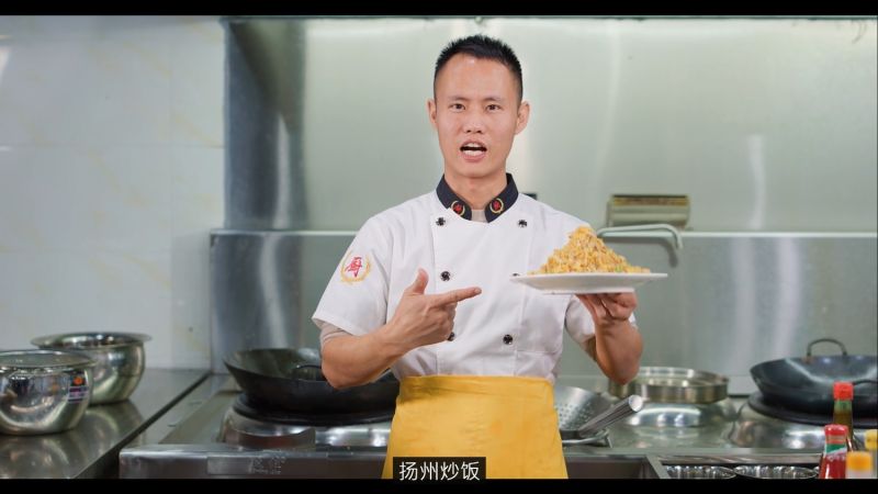 ▲中國網紅廚師王剛,因為日前一條「蛋炒飯」教學影片讓自己陷身風暴,被網友批評是「侮辱英烈」。圖為2020年資料照。(圖/翻攝王剛Youtube)