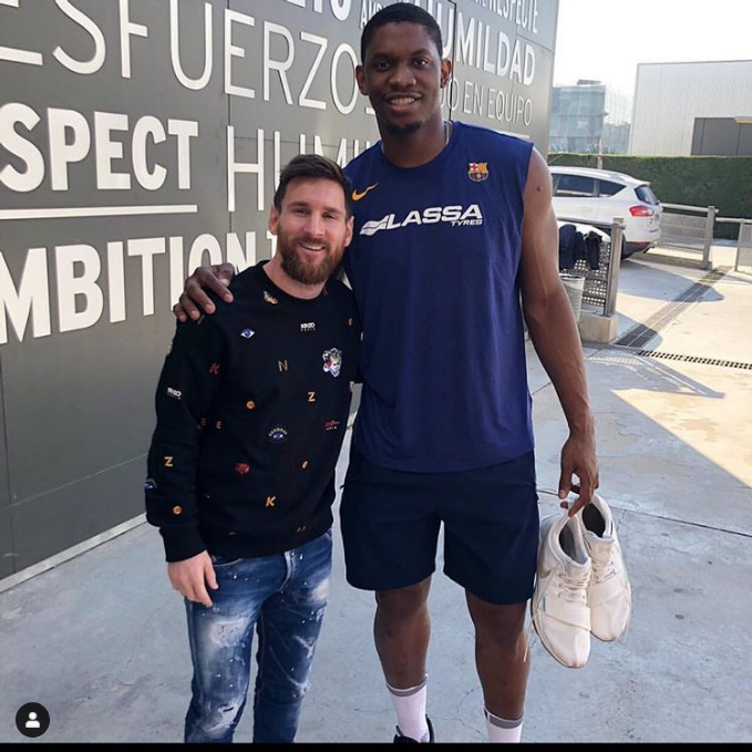 ▲前NBA球員、法籍中鋒Kevin Seraphin(右)轉戰歐洲豪門球隊巴塞隆納，和同城足球隊巴塞隆納球星梅西合照，前者在今天宣布退役。（圖／取自Kevin Seraphin Instagram）