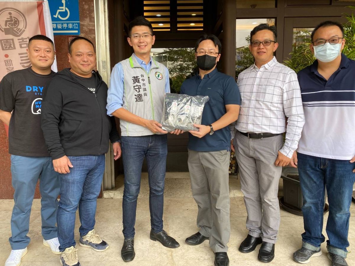 ▲鈕斯勃公司由市議員黃守達陪同前往位於中區的佶園護理之家，送保暖竹炭機能襪贈，祝福長輩身體安康(圖／黃守達提供2020.10.25)