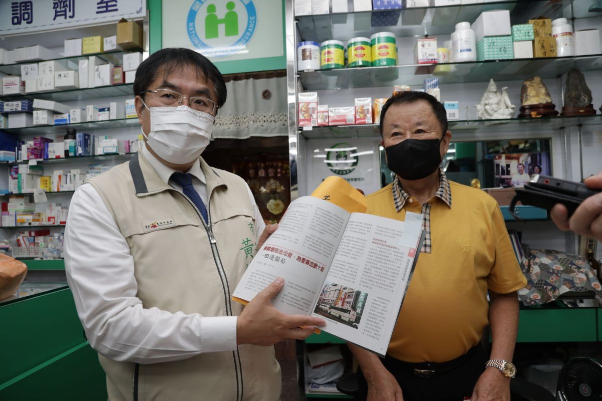 ▲黃偉哲感謝蘇峰增藥師為紀念母愛而發起的愛心捐血義舉（圖／記者林怡孜攝，2020,10,25）