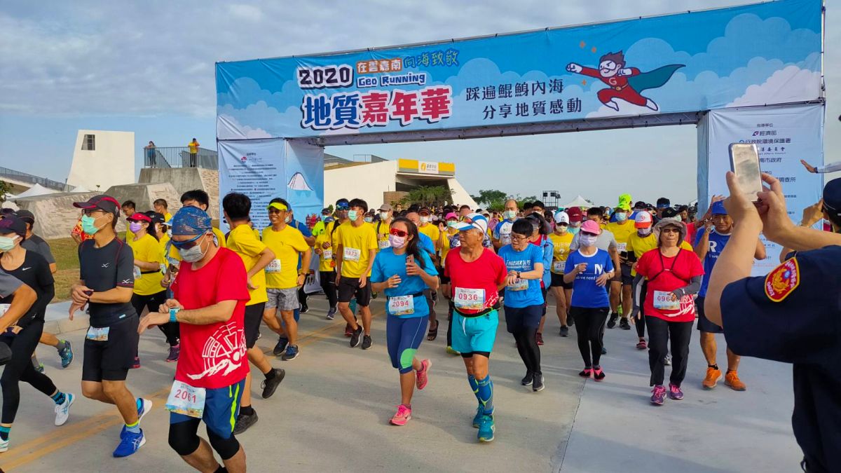 ▲今日清晨7:30鳴槍起跑，跑者精神抖擻展開比賽（圖／記者林怡孜攝，2020,10,25）