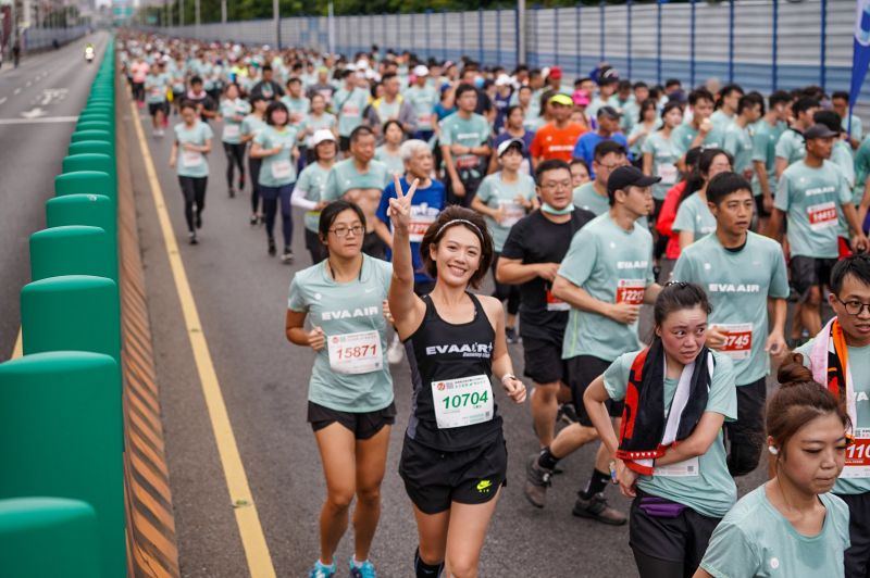 ▲2020長榮航空城市觀光半程馬拉松,今(25)天在總統府前廣場盛大開跑(圖/長榮航提供)