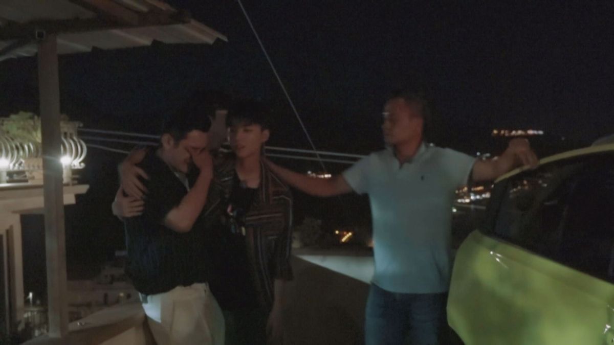 ▲王俊凱（中）離開節目，黃曉明（左）大哭。（圖／中天綜合台提供）