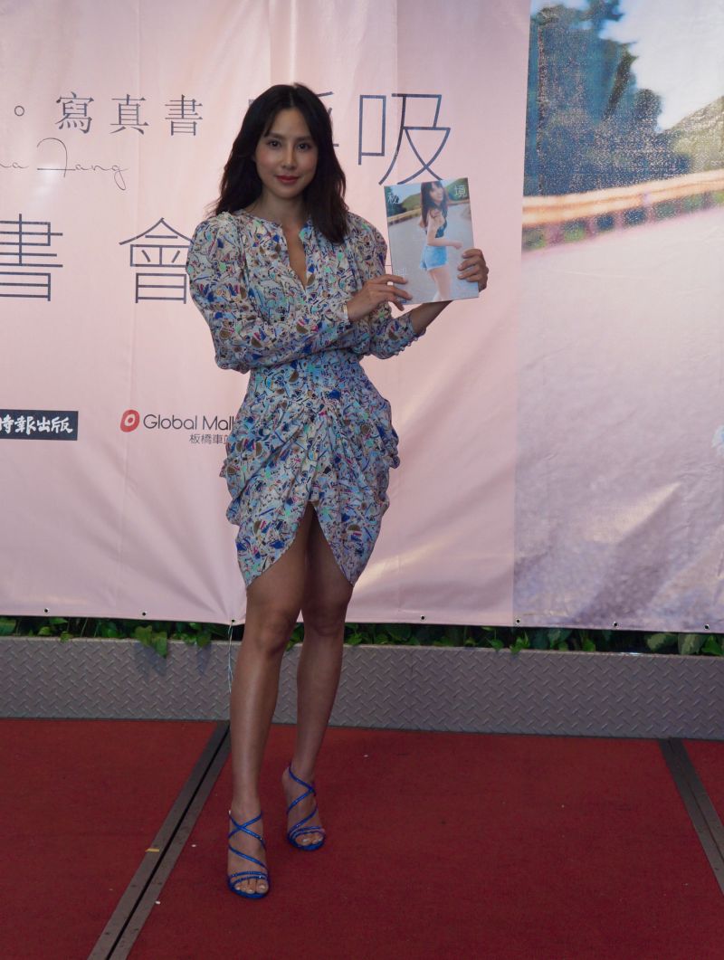 ▲房思瑜一襲深V洋裝華麗現身,上下開衩大露美腿。(圖