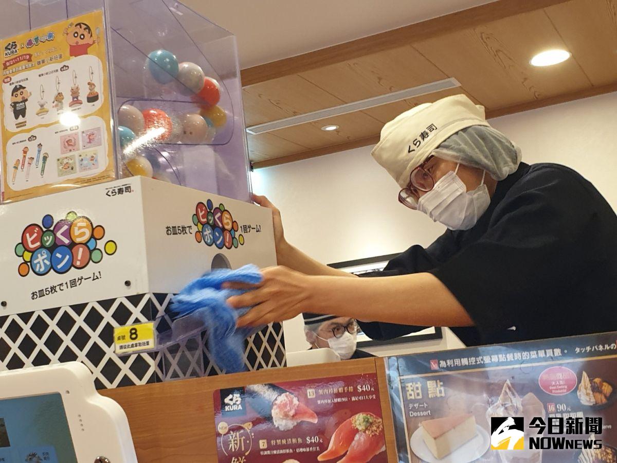 ▲亞洲藏壽司為阿燕營造友善職場，阿燕樂在工作中。（圖／記者金武鳳攝，2020.10.25)