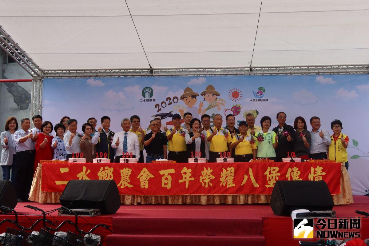 ▲二水鄉農會辦理「百年農耀八堡傳情慶祝活動」，彰化縣長王惠美、二水鄉農會理事長蔡瑞祥、總幹事蔡文琳、常務監事董松江等人切生日蛋糕慶祝。（圖／記者陳雅芳攝，2020.10.25）