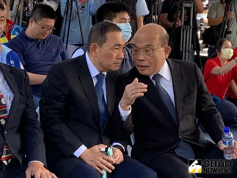 ▲蘇貞昌與侯友宜在一個月內二度碰頭，依舊互動熱絡，頻頻講悄悄話。(圖/記者康子仁攝)