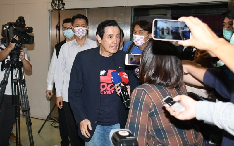 前總統馬英九對於民進黨表示「慶祝光復節就是唱和對岸」的說法,感到相當不以為然,更反嗆民進黨「莫名其妙」。