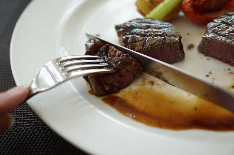 吃牛排見「菜單內容」想離席!他臉綠點一份 結局全看傻