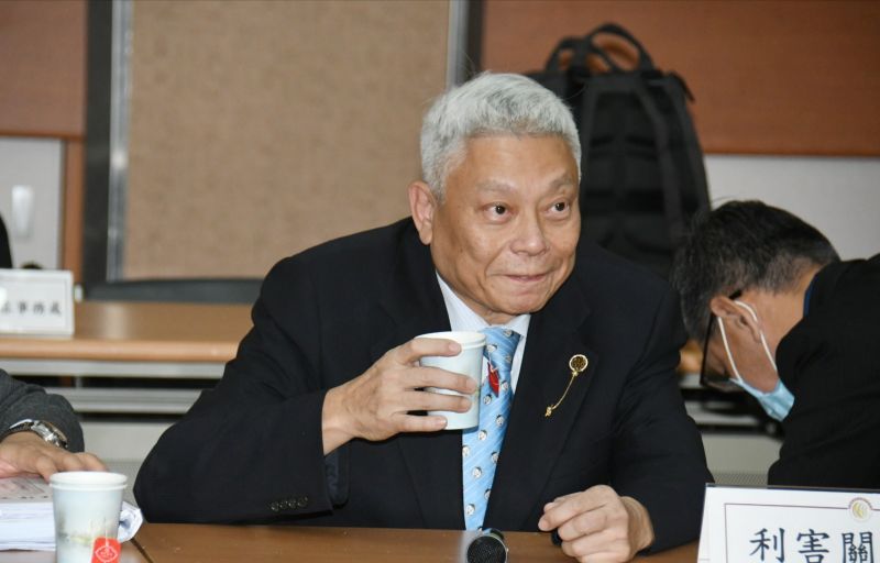▲旺旺集團董事長蔡衍明今(26)於上午9時左右出現於中天換證會場外。(圖/記者林調遜攝)