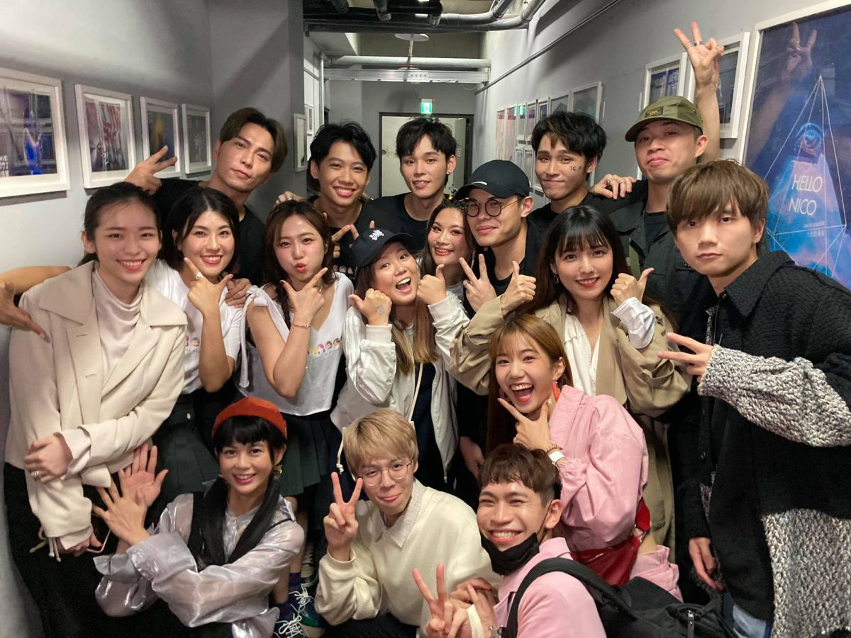 ▲這群人展榮展瑞分享「百萬YouTuber大合照」。（圖／展榮展瑞粉專）