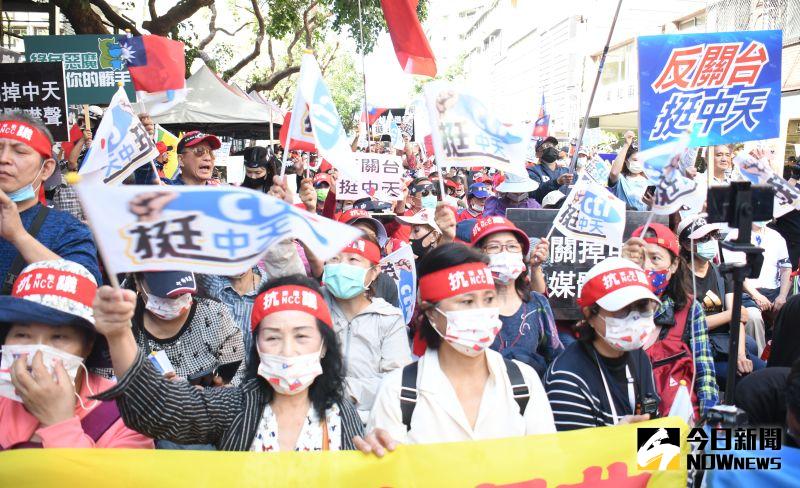 ▲中天新聞台換照聽證會登場,國民黨立委、前新聞局長鍾琴帶領支持者前往國家通訊傳播委員會(NCC)前面,揮舞旗幟表達聲援中天之意。(圖/記者林條遜攝.2020.10.26)