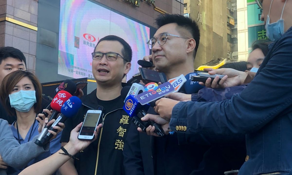 ▲國民黨革命實踐研究院長羅智強，與黨主席江啟臣一同在台北車站的公車站牌前，宣布有20台張貼新聞自由廣告的公車，將在台北市內繞行20天。（圖／記者丁上程攝,2020.10.26）