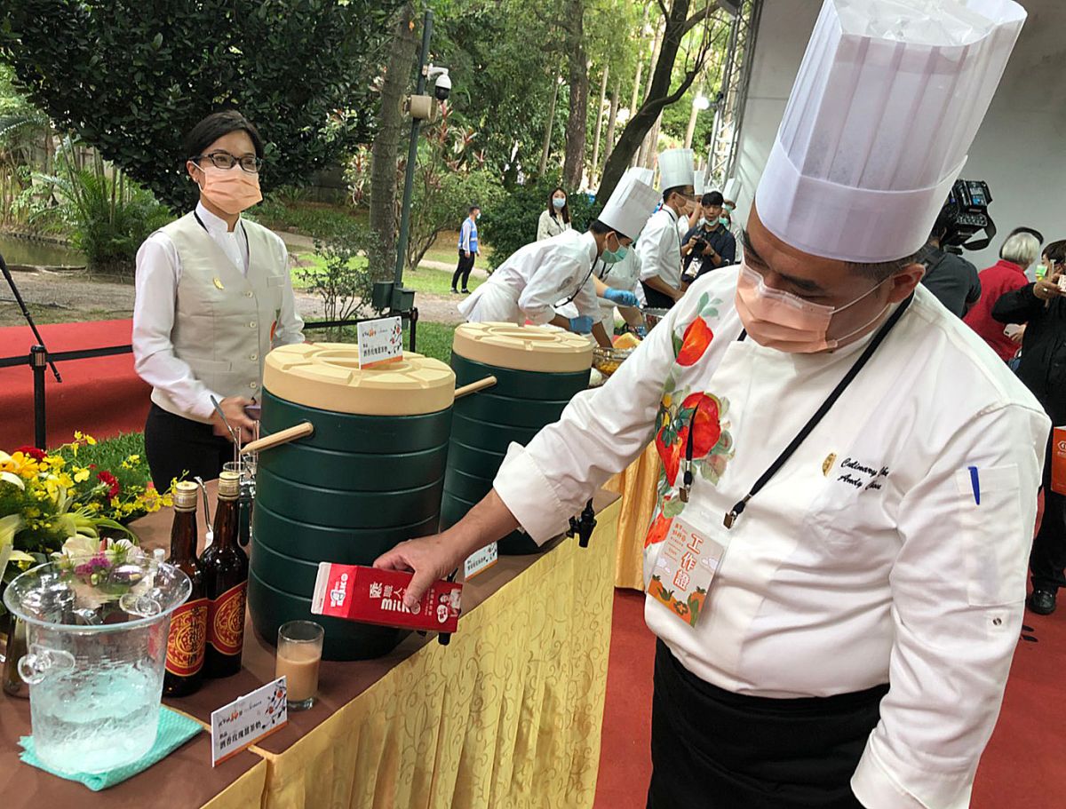 ▲由鮮奶與老酒現場調製而成的「酒香玫瑰薑茶奶」，香氣十足，別有一番風味。(圖／經國學院提供)